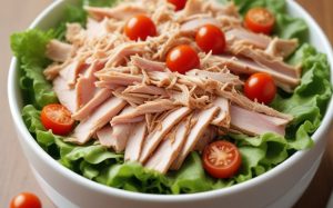 Салат из ветчины и курицы стал любимым у мужа — рецепт из старого блокнота